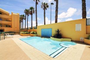 Swimming pool sa o malapit sa Sandcastles Beachfront Luxury Retreat Apartment