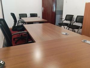 een vergaderzaal met een tafel en stoelen bij Park Place Business Center in Nairobi