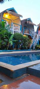einem Pool vor einem Gebäude in der Unterkunft Tropical House Bungalows in Gili Trawangan