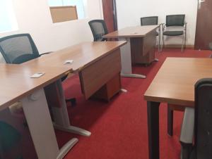 una fila de escritorios en una habitación con sillas en Park Place Business Center, en Nairobi