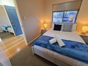 Un dormitorio con una cama grande y una ventana en Clifton On Scarborough - Absolute Beachfront, en Perth