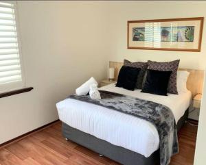 Postel nebo postele na pokoji v ubytování Scarborough Beach Front Resort - Shell Thirteen + 55 fotografií