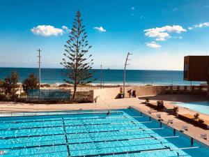 Bazén v ubytování Scarborough Beach Front Resort - Shell Thirteen nebo v jeho okolí