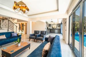ein Wohnzimmer mit einem blauen Sofa und einem Tisch in der Unterkunft Villa Sea Renity in Fethiye