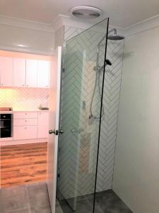 eine Dusche mit Glastür in einer Küche in der Unterkunft West Beach Lagoon 123 - Location & Views!!! in Perth