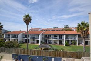 een uitzicht op een resort met palmbomen bij West Beach Lagoon 202 - Quiet & Ground Floor! in Perth