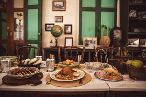 una mesa con platos de comida encima en Wallaya Heritage Stay en Bangkok