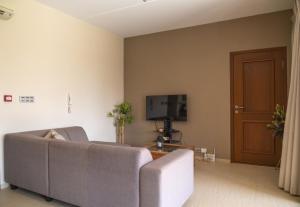 ein Wohnzimmer mit einem Sofa und einem TV in der Unterkunft Spanish Water View Apartment in Willemstad