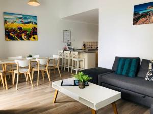 - un salon avec un canapé et une table dans l'établissement West Beach Lagoon 221 - Stylish Apartment!, à Perth