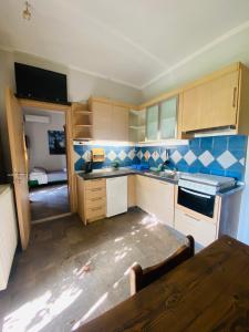 Afbeelding uit fotogalerij van Costa’s Steak House apartment in Liapades