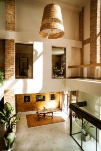 un grand salon avec une table et un plafond dans l'établissement Hotel Cigarral Santa María, à Tolède