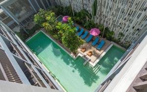 奧南海灘的住宿－Aree Tara Ao Nang Krabi，大楼游泳池的顶部景色