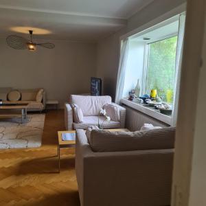 sala de estar con sofá y ventana en Villa Sandgatan, en Falkenberg