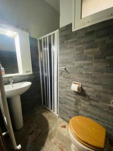 Afbeelding uit fotogalerij van Costa’s Steak House apartment in Liapades