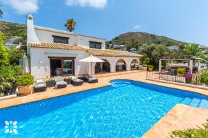 Bazén v ubytovaní Villa Alessia by Abahana Villas alebo v jeho blízkosti