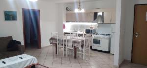 New apartment in the city center的厨房或小厨房
