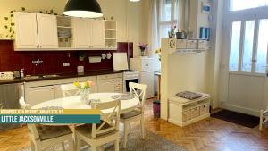 Kuchyňa alebo kuchynka v ubytovaní Little Americas Music Academy Apartments