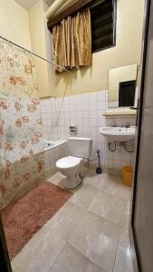 bagno con servizi igienici e lavandino di Évasion Urbaine: Charme & Confort à Bujumbura a Bujumbura