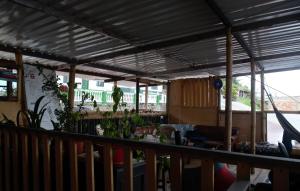 eine Veranda mit Markise und Pflanzen auf dem Balkon in der Unterkunft Hostal Música y Arte in San Agustín