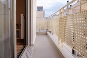 pusty balkon z widokiem na budynek w obiekcie Alkis Luxury By Greece Apartments w Atenach