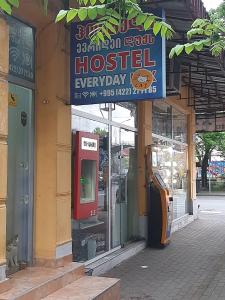 un cartello di emergenza dell'hotel sul lato di un edificio di Everyday Cat Hostel a Batumi