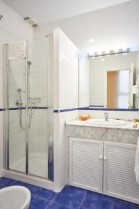 y baño con ducha y lavamanos. en Apartamentos San Andres, en Sevilla