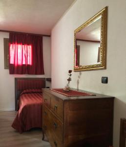 1 dormitorio con cama, tocador y espejo en Prosecco hills, 1 hour from Venice, swimming pool, ground floor, en Miane