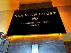 Sea View Court Kobe في كوبه: علامة تشير إلى أنه يجب عليك رؤية ساحة عرض منزلك وعلى بعد مسافة قصيرة من المنزل