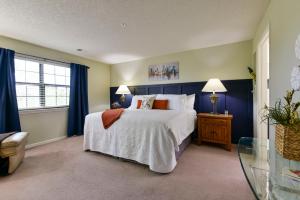 布蘭森的住宿－Beautiful Condos at Thousand Hills-Heart of Branson-Spacious and Affordable，一间卧室设有一张大床和一个窗户。