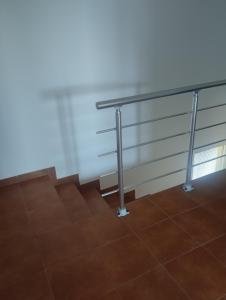 una rampa di scale con ringhiera di metallo di Kuća za odmor Jezero a Ostrovo