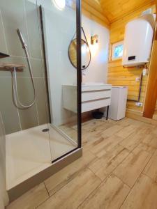 Koupelna v ubytování Le Chalet de Malause + 7 fotografií