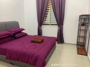 ein violettes Bett in einem Zimmer mit Fenster in der Unterkunft HoneyMadu Home in Kampong Alor Gajah