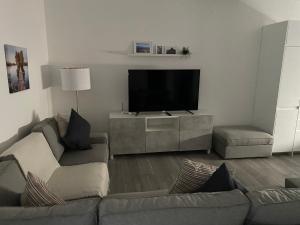 sala de estar con sofá y TV de pantalla plana en Casa Bagacera "Cera", en Ingenio