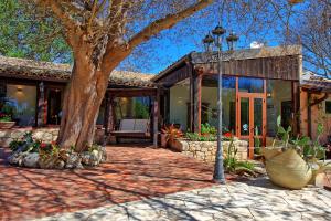 パラッツォーロ・アクレイデにあるVilla Maddalena by PosarelliVillasの前に木がある家