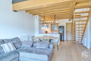 a living room with a couch and a table at Espectacular apartamento dúplex Bellver in Bellver de Cerdanya 