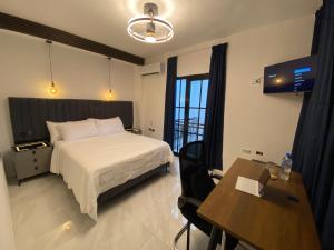sypialnia z łóżkiem, stołem i biurkiem w obiekcie RIG Colonial Experience w mieście Santo Domingo