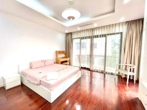 1 dormitorio con cama y ventana grande en Cozy room close center and Ho Tay 671 p301, en Hanói