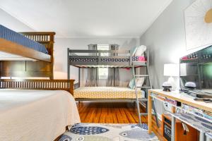 een slaapkamer met 2 stapelbedden en een tv bij Lakefront Leasburg Home with Dock and Views! 