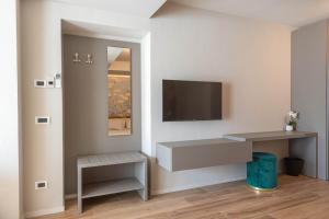 TV a/nebo společenská místnost v ubytování Villa Lucrezia - Appartamenti vista Langhe -