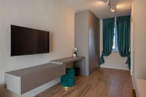TV a/nebo společenská místnost v ubytování Villa Lucrezia - Appartamenti vista Langhe -