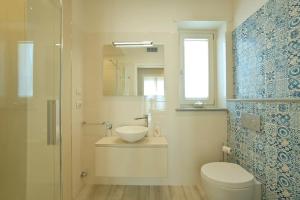 Koupelna v ubytování luxury apartament con garage vista mare alassio per 6 persone + 12 fotografií