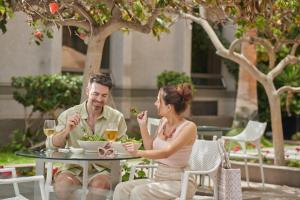 un hombre y una mujer sentados en una mesa con copas de vino en Holiday Inn Express - Antofagasta, an IHG Hotel, en Antofagasta