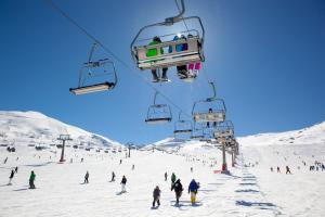 eine Gruppe von Menschen auf einem Skilift im Schnee in der Unterkunft Apartamento Ronda Genil con parking gratuito in Granada