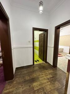an empty room with two doors and a hallway at شقة مؤثثة قريبه من المسجد النبوي in Sulţānah