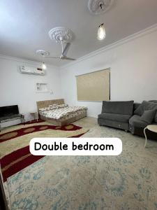 a living room with a couch and a table at شقة مؤثثة قريبه من المسجد النبوي in Sulţānah