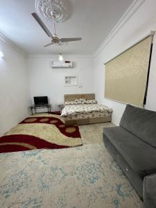 a living room with a bed and a couch at شقة مؤثثة قريبه من المسجد النبوي in Sulţānah