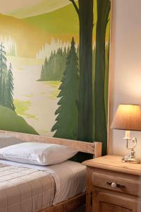 ein Schlafzimmer mit einem großen Wandgemälde in der Unterkunft La Secousse in La Malbaie
