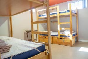 Zimmer mit 2 Etagenbetten und einem Bett in der Unterkunft La Secousse in La Malbaie