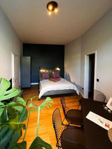 um quarto com uma cama, uma mesa e cadeiras em Apartments am Hafen em Stralsund