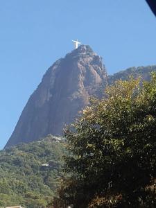 uma cruz no topo de uma montanha em Apartamento Parque Jardim Europa no Rio de Janeiro
